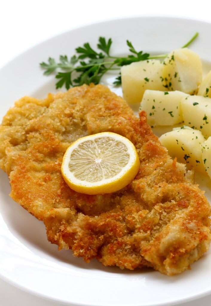 Wirt
In der Panier des traditionellen Wiener Schnitzerls sind goldgelbe Eier drin.