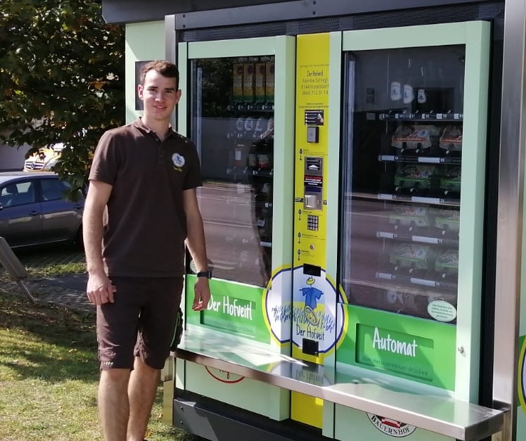 Hans-Peter vor dem Automaten - Erdäpfel von Prem werden saisonweise verkauft