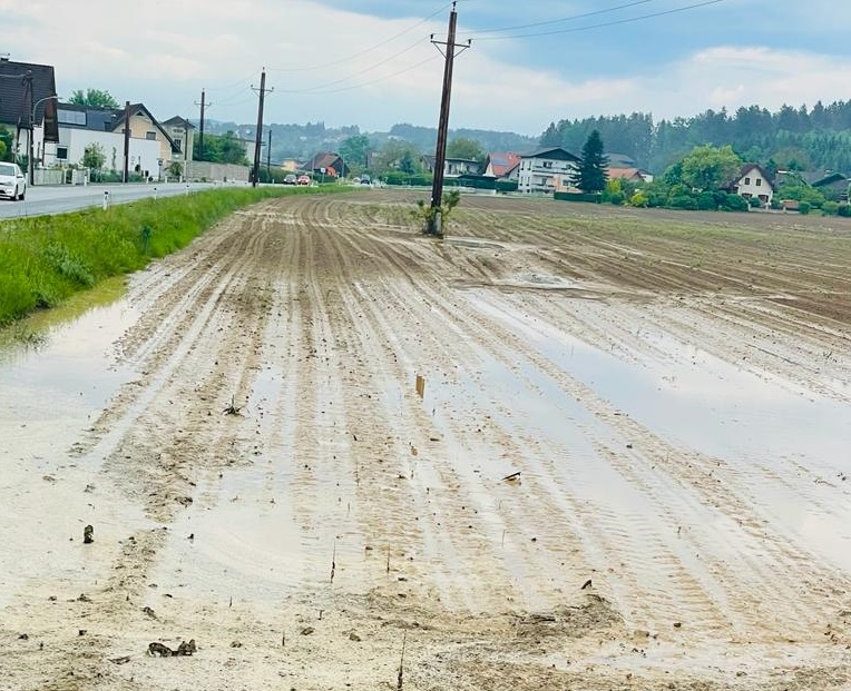 Acker Kürbisacker geflutet